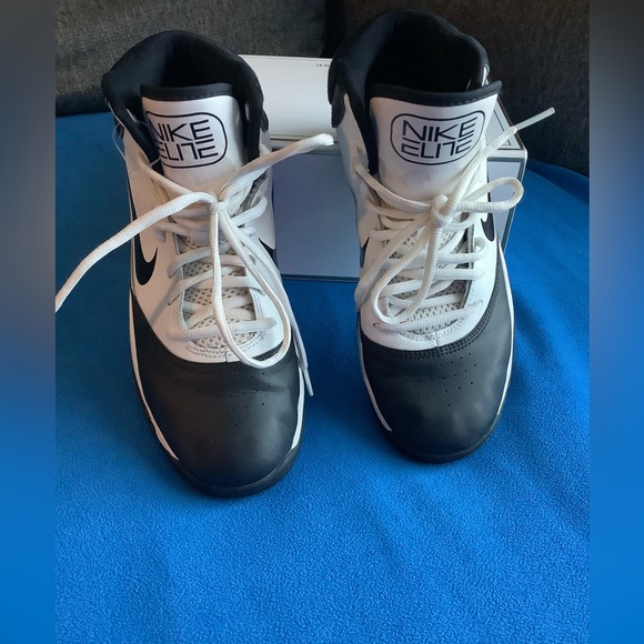 Nike Elite Youth Basketball Sneaker Size 6.5 Y Gently Worn - Picture 3 of 10